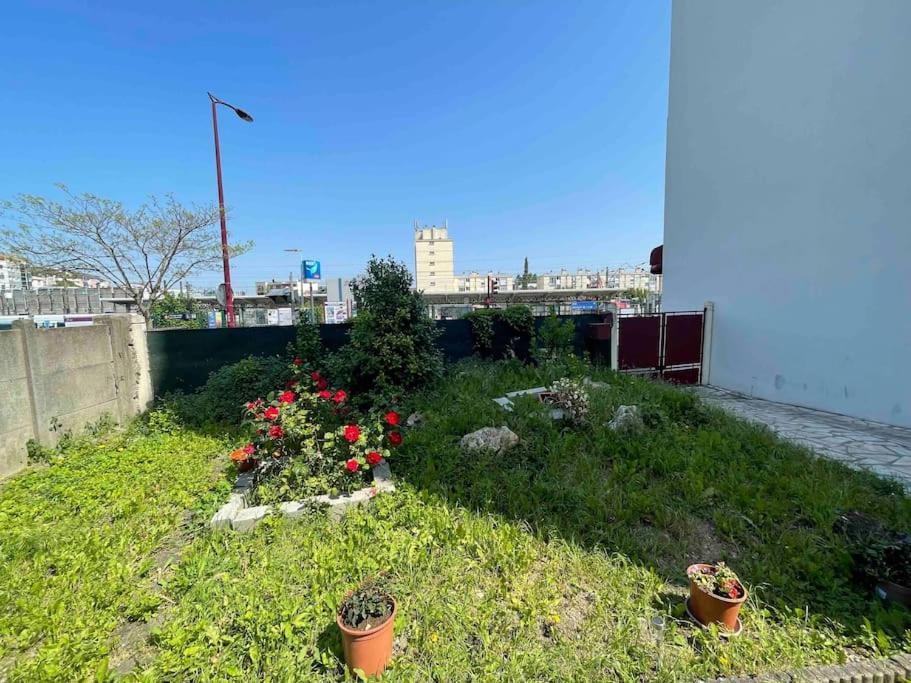 La Maison Est Situee En Face De La Gare Bondy Esterno foto