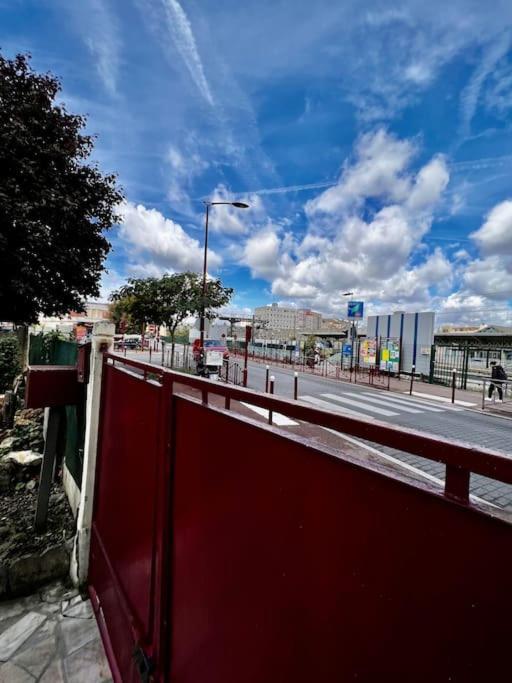 La Maison Est Situee En Face De La Gare Bondy Esterno foto