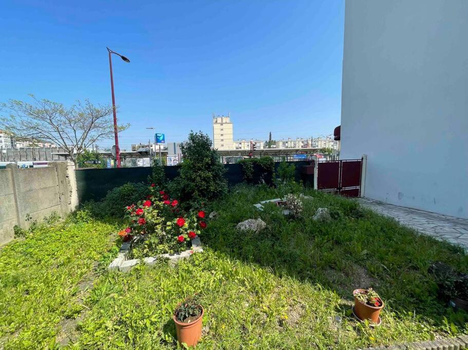 La Maison Est Situee En Face De La Gare Bondy Esterno foto