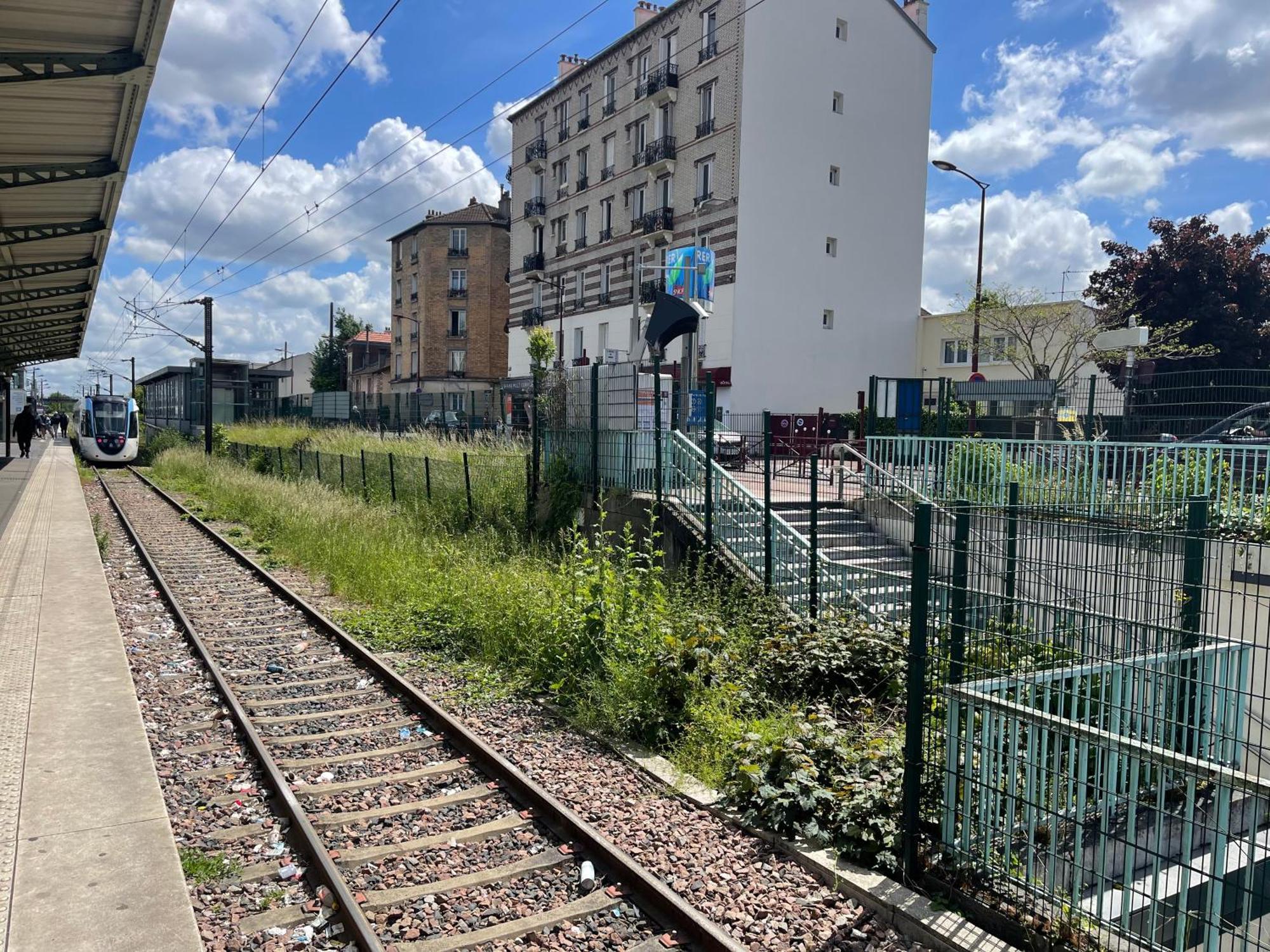 La Maison Est Situee En Face De La Gare Bondy Esterno foto