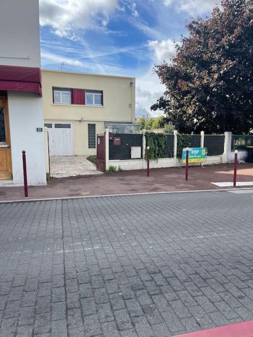 La Maison Est Situee En Face De La Gare Bondy Esterno foto