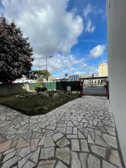La Maison Est Situee En Face De La Gare Bondy Esterno foto