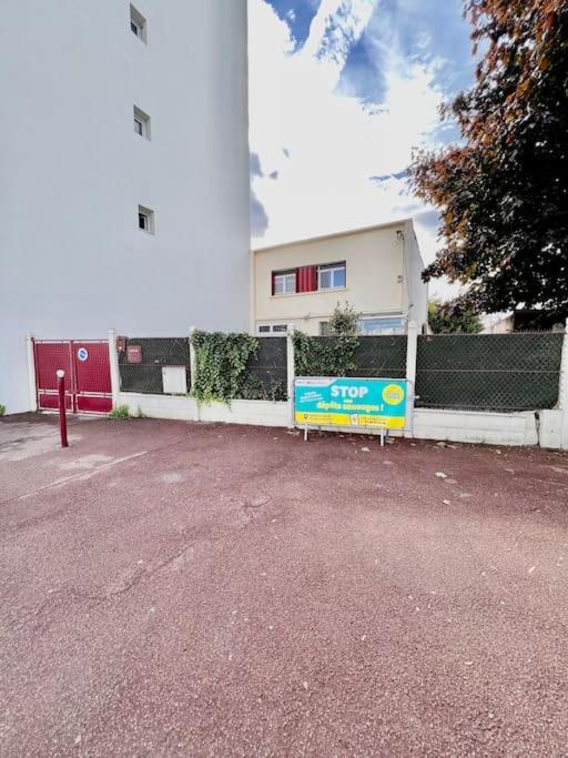 La Maison Est Situee En Face De La Gare Bondy Esterno foto