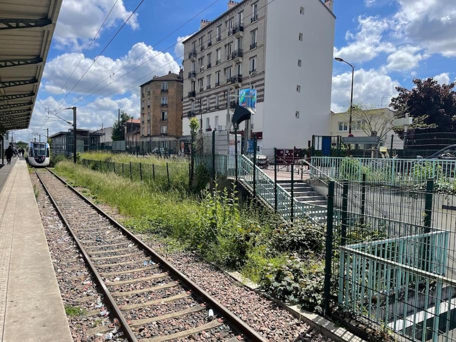 La Maison Est Situee En Face De La Gare Bondy Esterno foto