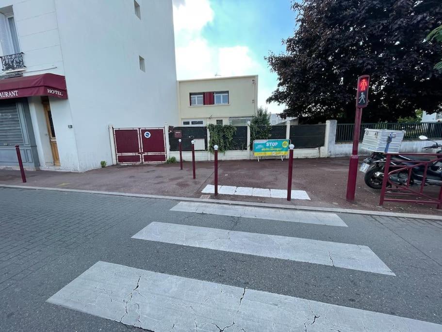La Maison Est Situee En Face De La Gare Bondy Esterno foto