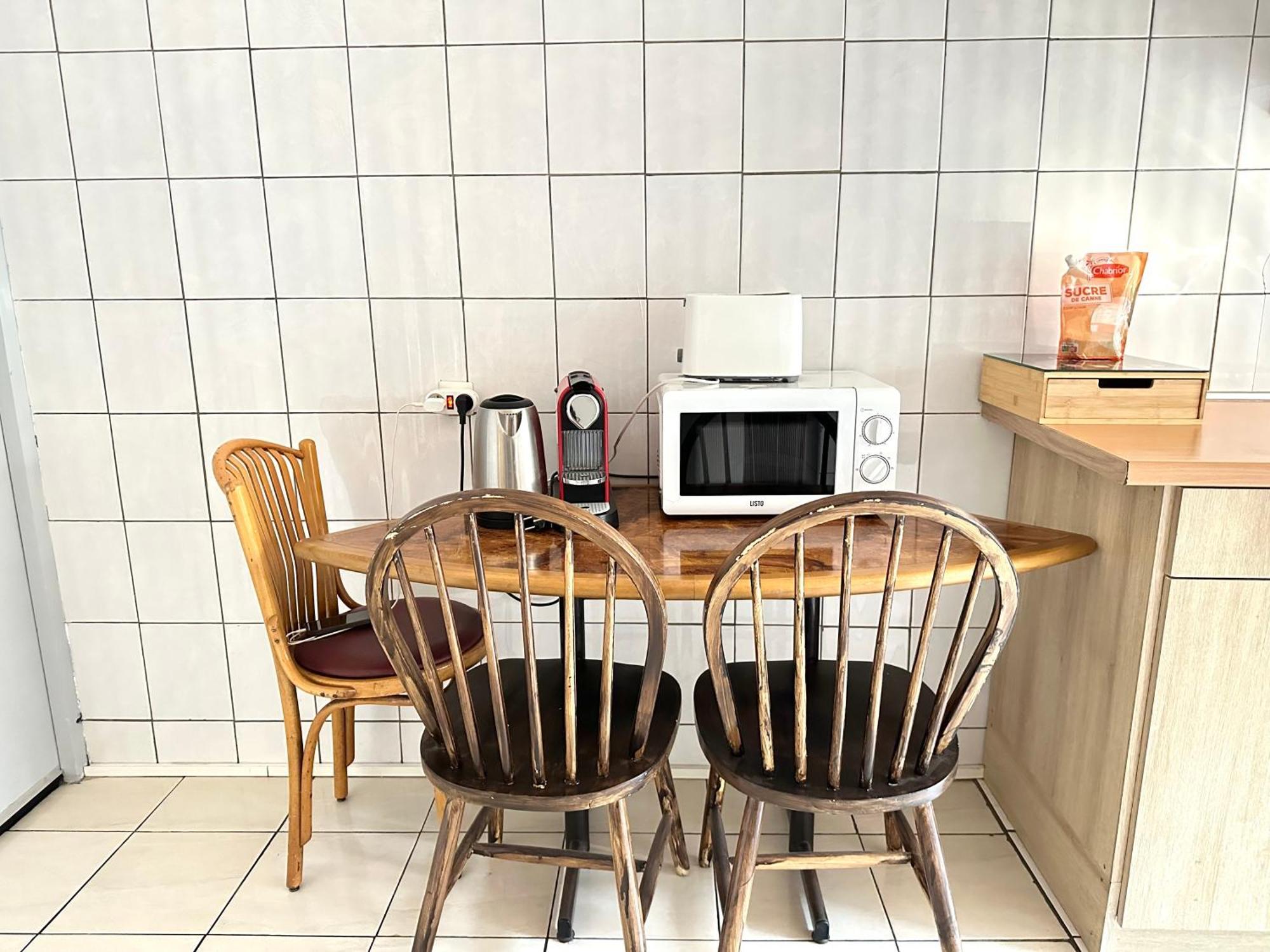 La Maison Est Situee En Face De La Gare Bondy Esterno foto