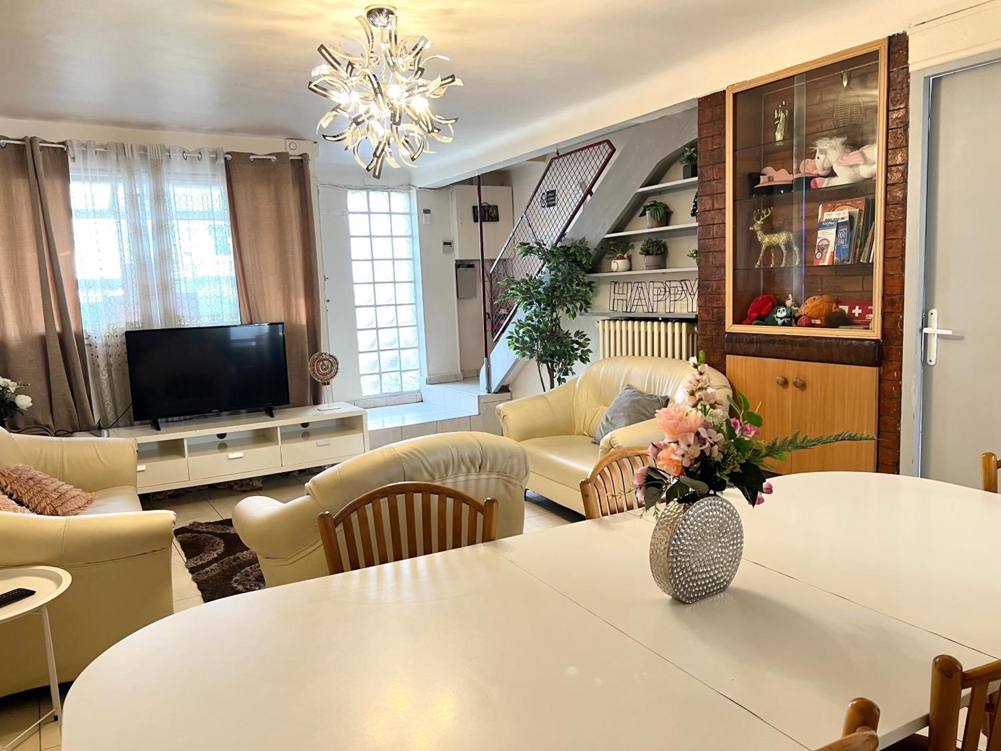 La Maison Est Situee En Face De La Gare Bondy Esterno foto