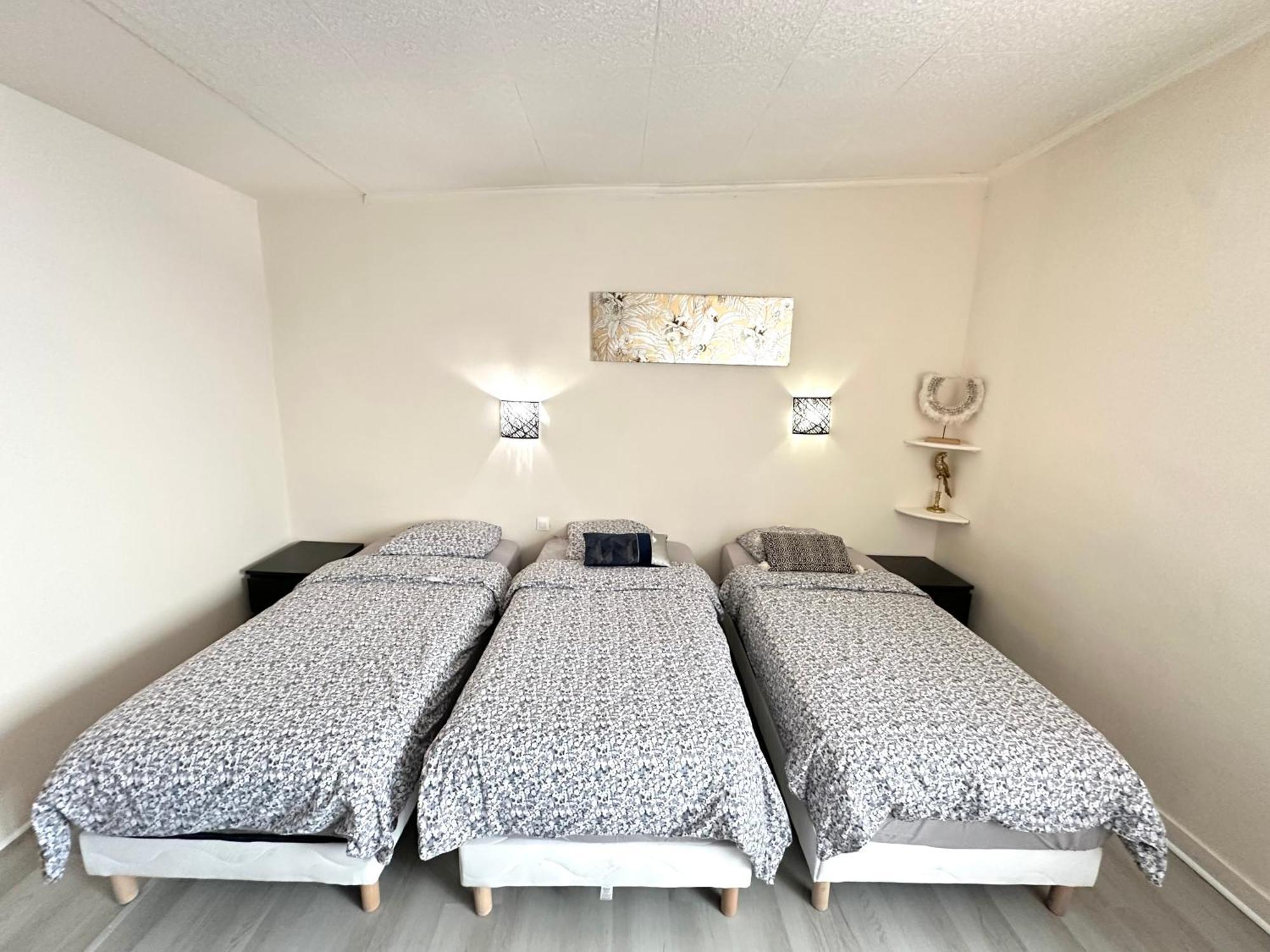 La Maison Est Situee En Face De La Gare Bondy Esterno foto