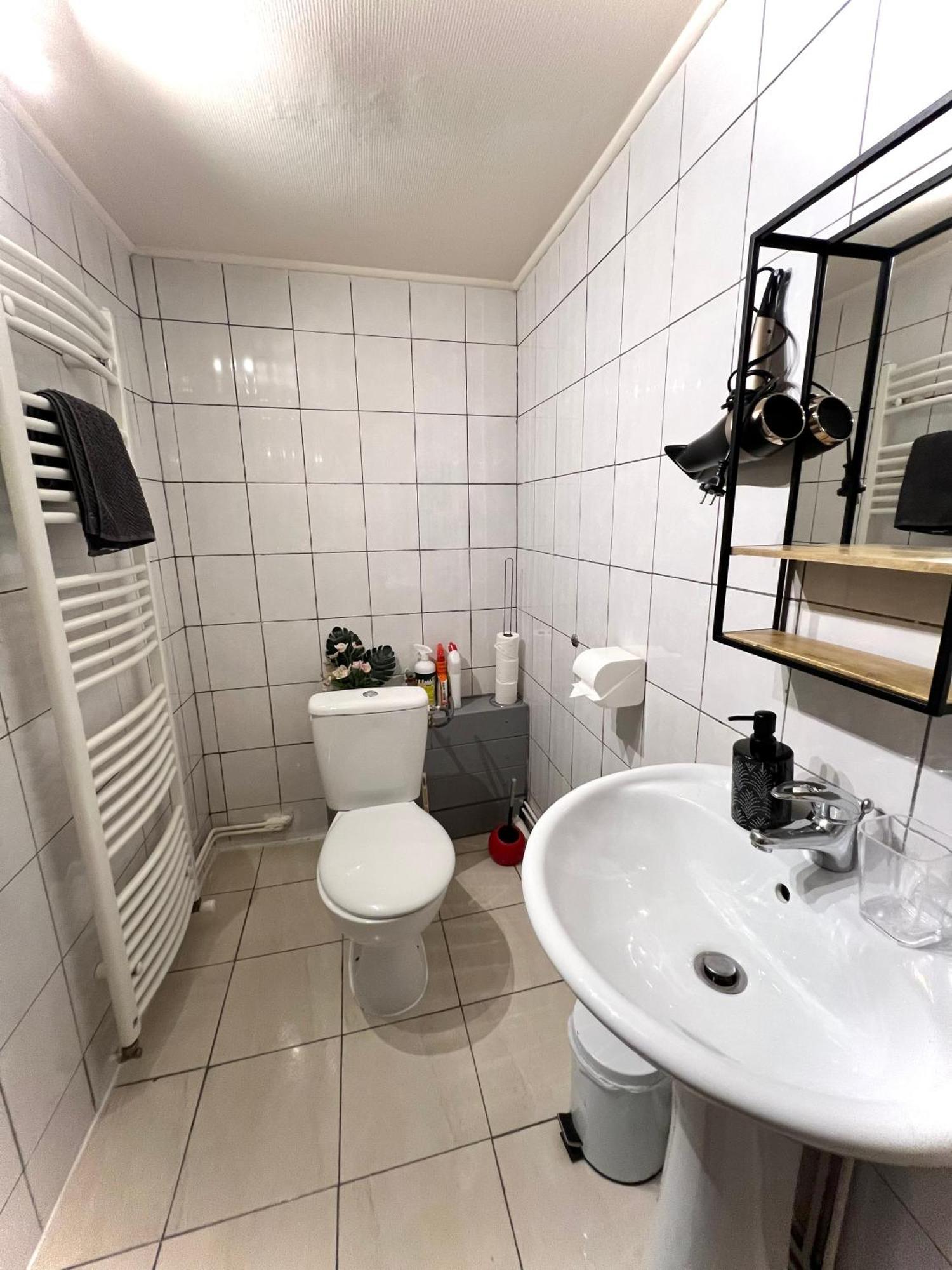 La Maison Est Situee En Face De La Gare Bondy Esterno foto