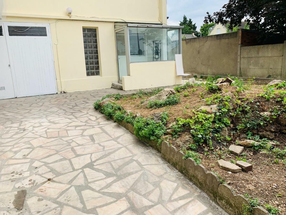 La Maison Est Situee En Face De La Gare Bondy Esterno foto